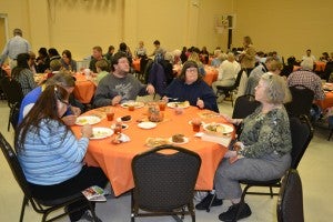 MIKE VOSS | DAILY NEWS Diners enjoy the meal prepared by members of Washington’s First Baptist Church for the church’s Community Thanksgiving Dinner. The church delivered about 50 meals to area residents unable to make it to the church for Thursday’s dinner. 